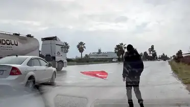 Mersin'de Şiddetli Rüzgarda Düşen Bayrak, Sürücüler Tarafından Güvenli Bir Şekilde Toplandı