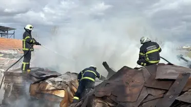 Yangın sonrası kontrol edilen depo