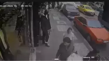 Bursa’da Mağaza Önünde Şok Anlar: İki Kadın Kıyafet Çaldı