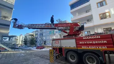 İtfaiye ekibi balkondan kadını kurtarıyor