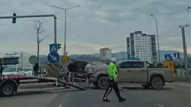 Fatsa’da Kırmızı Işık İhlali Sonrası Hafif Araç ve Kamyonet Çarpışması