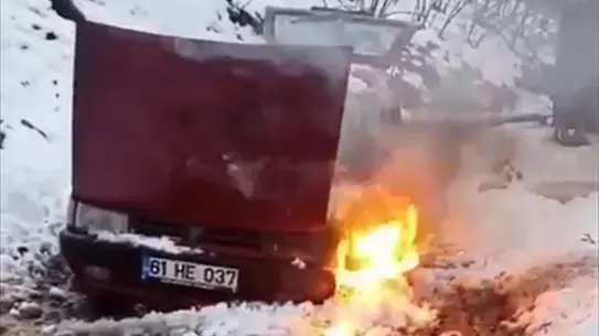 Trabzon Çarşıbaşı'nda Seyir Halindeki Otomobilde Yangın Korkutan Anlar