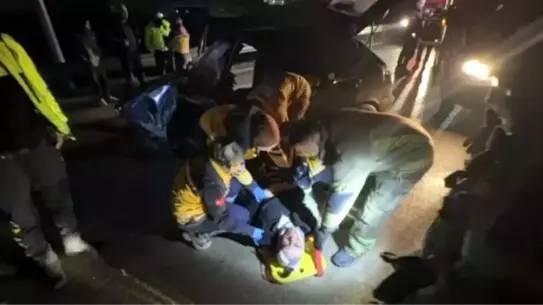 Bursa’da Sabah Kontrolden Çıkan Otomobil Bariyerlere Çarptı: İki Kişi Ağır Yaralı