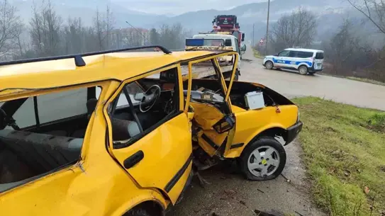 Karabük’te Kontrolden Çıkan Otomobil Demir Bariyere Çarptı, Sürücü Hafif Yaralandı