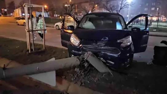 Edirne'de Kontrolden Çıkan Araç Refüje Çıkarak Elektrik Direğine Çarptı