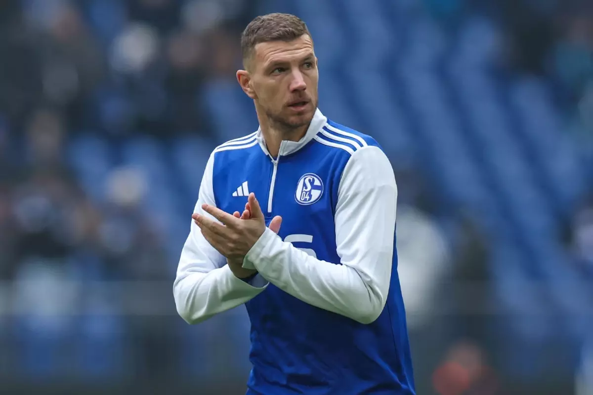 Edin Dzeko'nun 86. dakikada attığı gol Schalke'i 2-2'ye taşıdı
