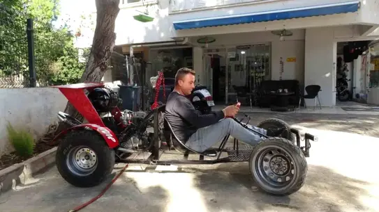 Hurda Parçalarla 160 km/s Hıza Ulaşan Motosiklet Tamircisinin Şaşırtıcı Projesi