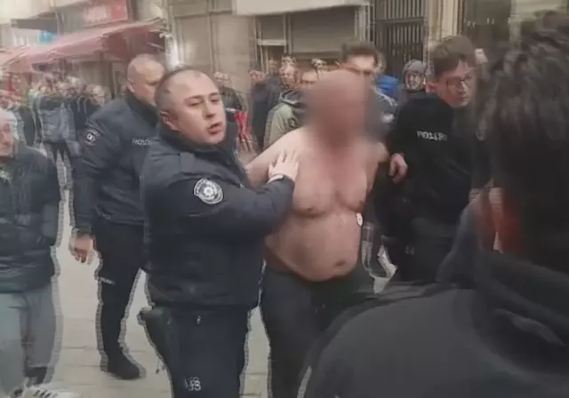 Olay yerinde bulunan polis arabası