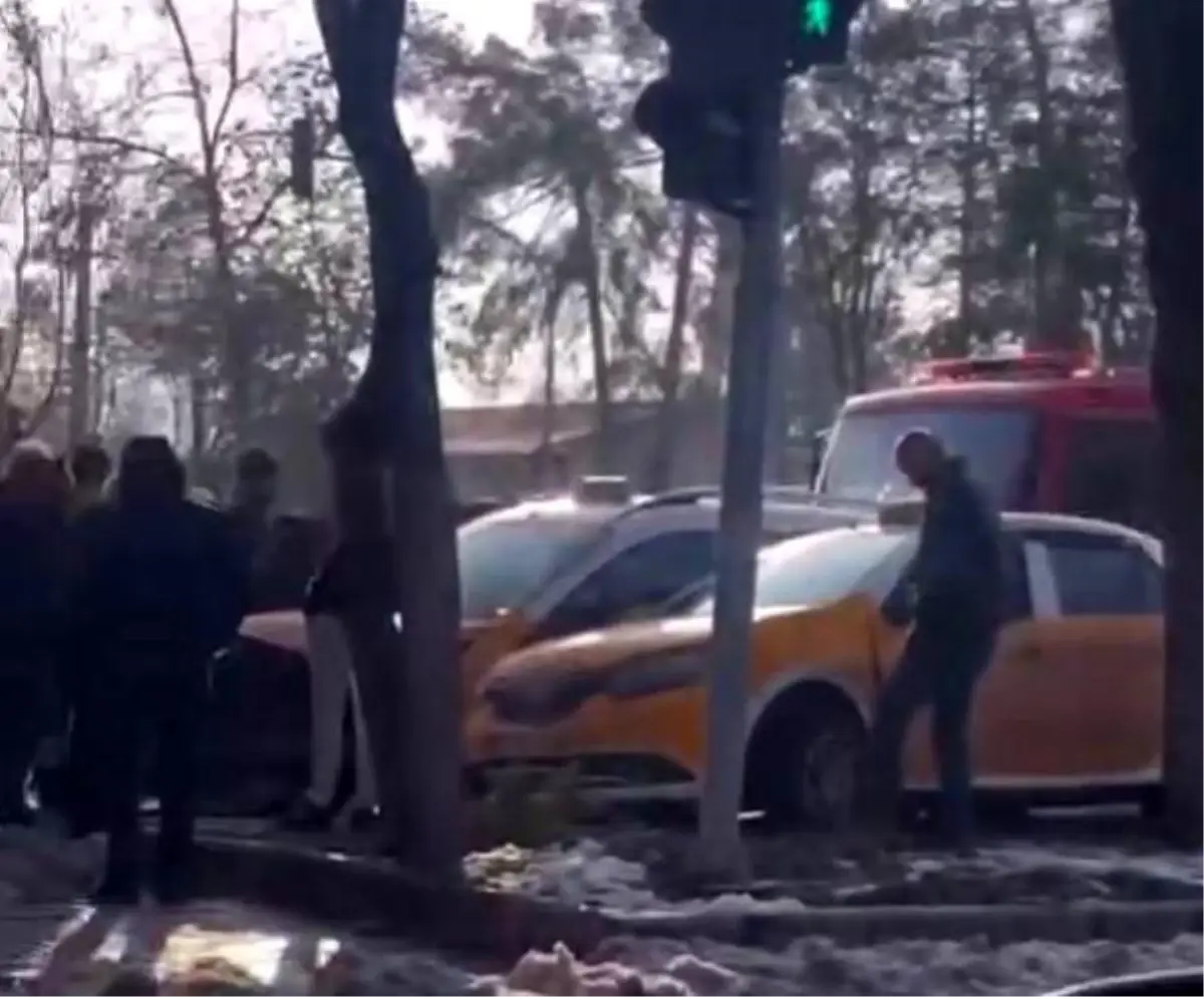 Diyarbakır Yenişehir'de Üç Taksi Çarpıştı: Maddi Hasar Oluştu