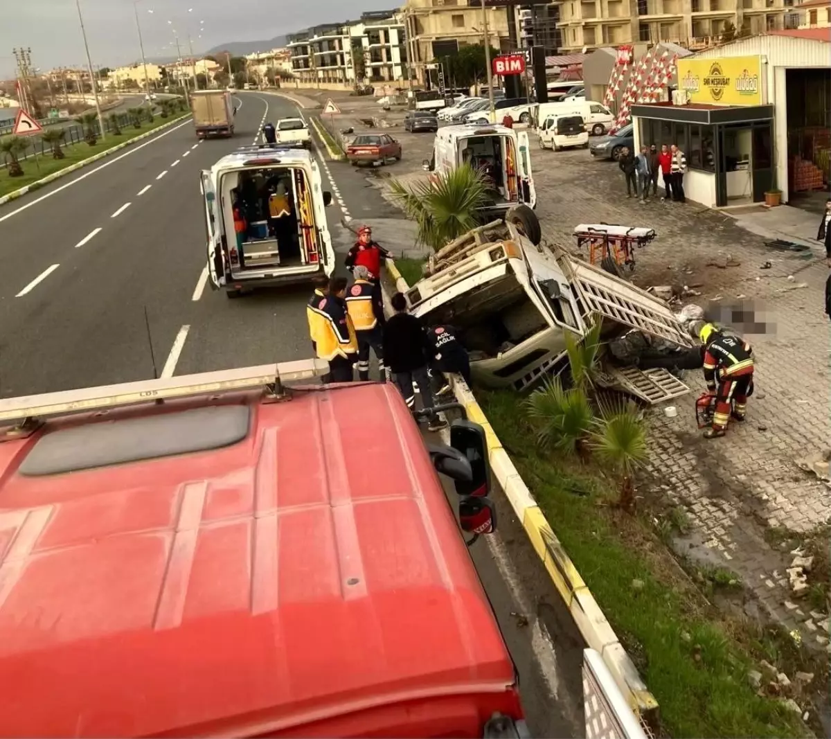 Edremit'te Kamyonet Bariyer Çarpması: 2 Ölü, 1 Yaralı