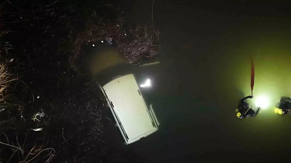 Porsuk Çayı'na düşen araç