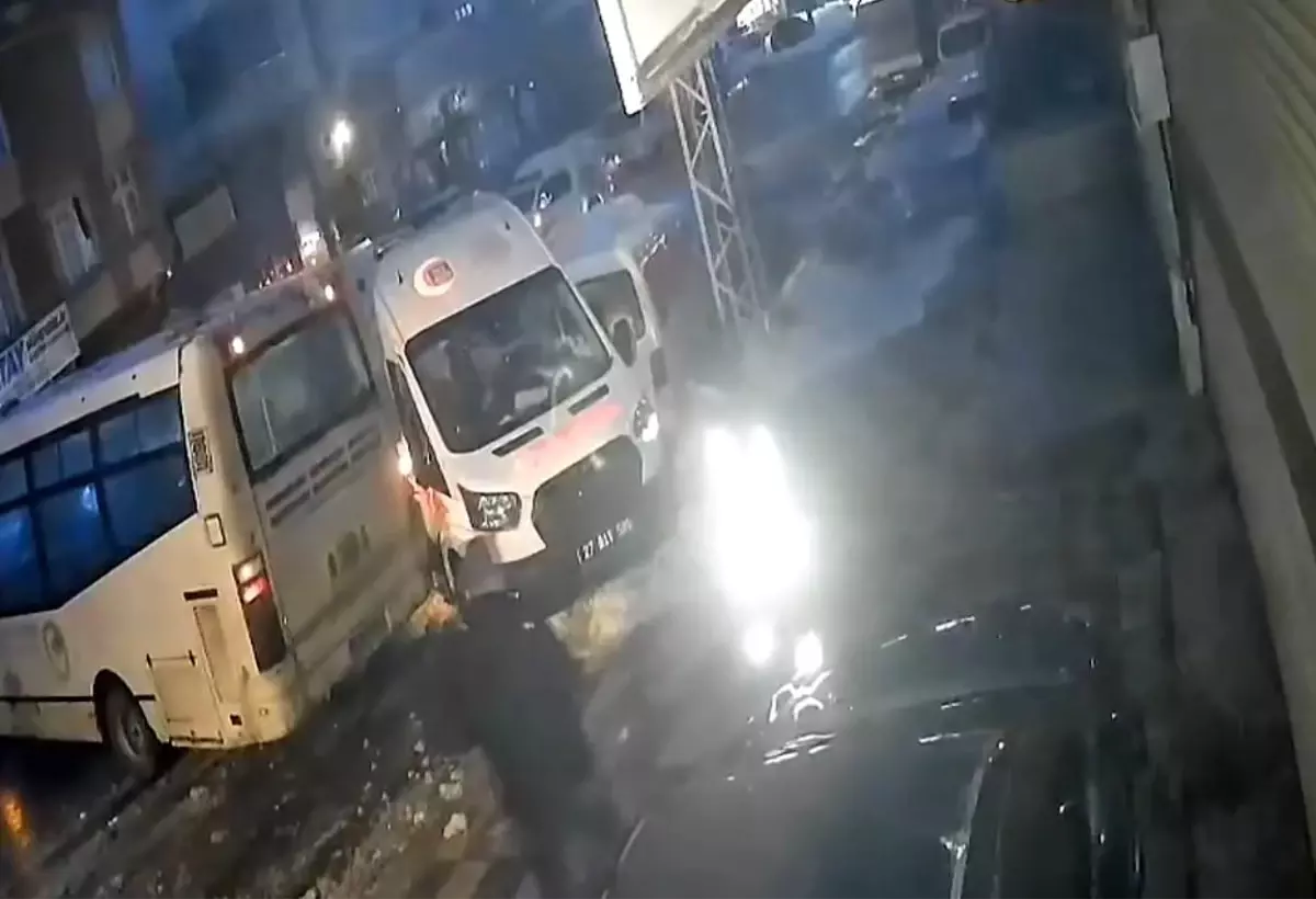 Gaziantep'te Buzlu Yollarda Zincirleme Kaza: Ambulans da Olayın İçinde