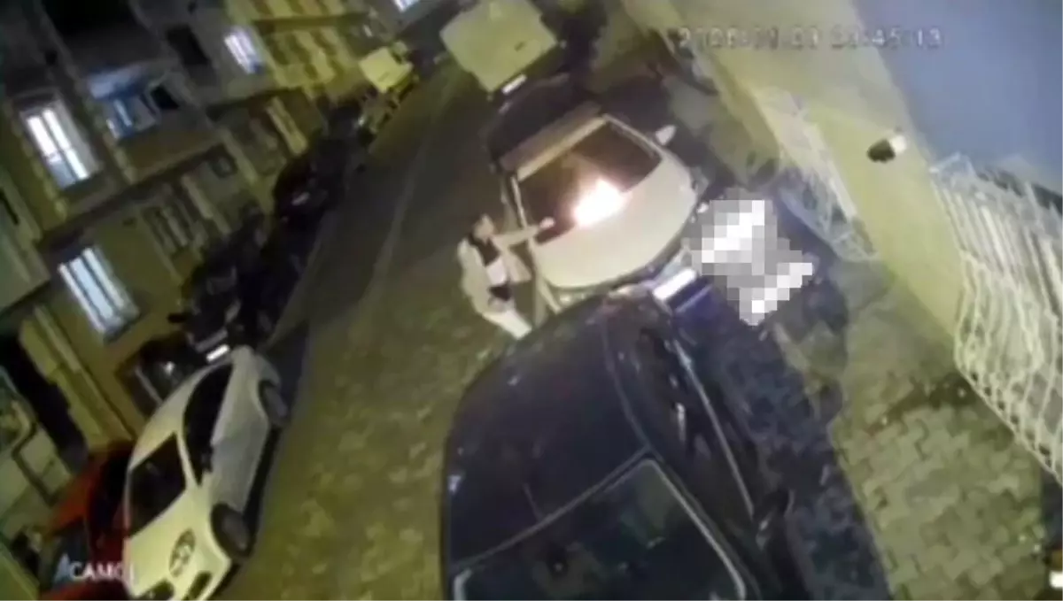 Esenyurt’ta Park Yeri Tartışması: Yangın Çıkan Bez Aracın Üzerine Atıldı