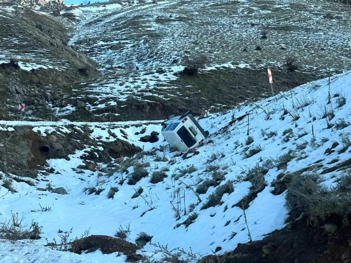 Afyonkarahisar'da Uçurumdan Düşen Araçta Korkunç Anlar Yaşandı, İki Yolcu Hayata Döndü