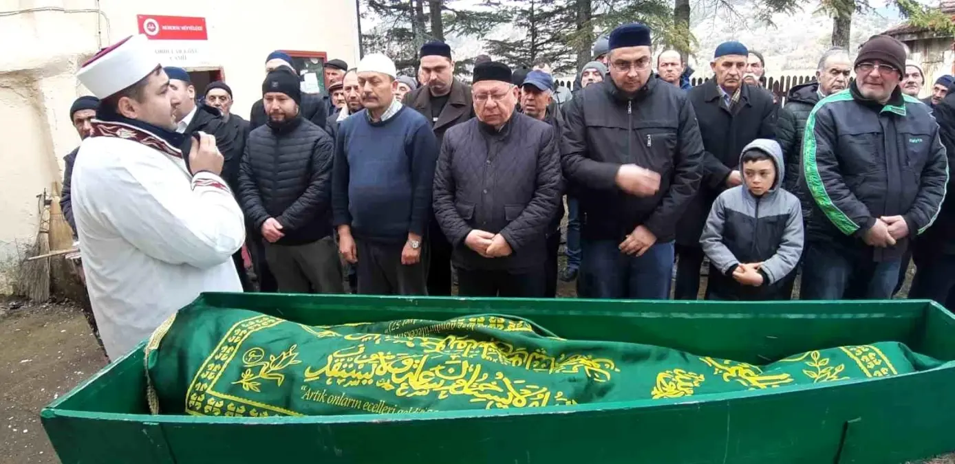 Ali Meşe evinin önünde kedisiyle birlikte