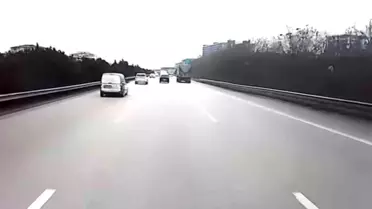 Bursa’da Islak Yolda Ticari Kamyonet Kontrolünü Kaybetti, Kendi Etrafında Döndü