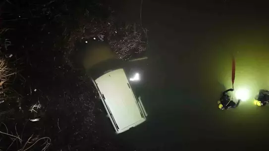 Eskişehir'de El Freni Unutuldu, Araç Porsuk Çayı'na Sürüklendi