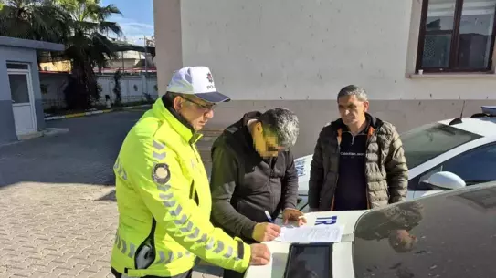 Adana’da Motosiklet Sürücüsüne Kaskla Cam Kırma Cezası Kesildi