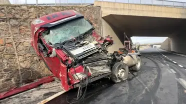 Kocaeli Çayırova’da İstinat Duvarına Çarpan Tır Sürücüsü Ağır Yaralı
