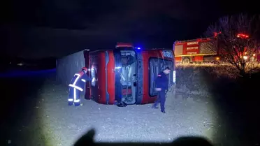 Çorum Sungurlu’da Tır, Köpeğe Çarpmamak İçin Yapılan Manevra Sonucu Devrildi