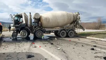 Tavşanlı’da İki Beton Mikseri Çarpıştı, 2 Yaralı