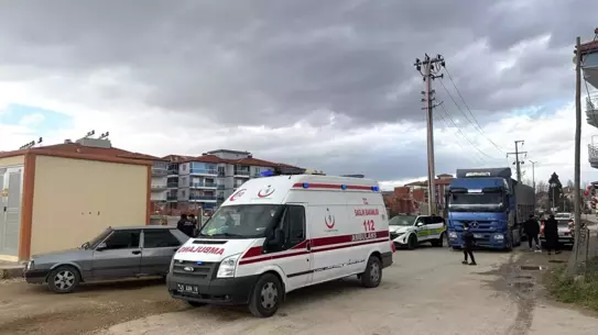 Kula’da Üç Tekerlekli Elektrikli Bisiklet Kazası: Sürücü Yaralandı