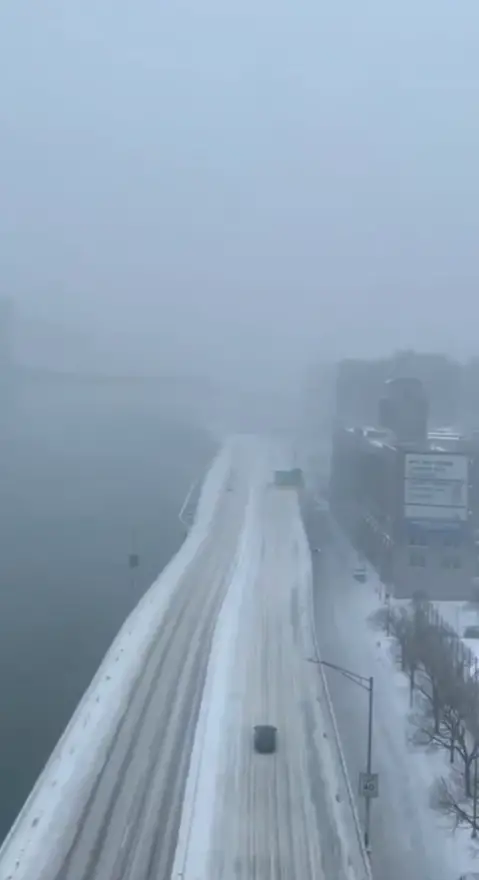 Buz birikintileriyle kaplı otoyol