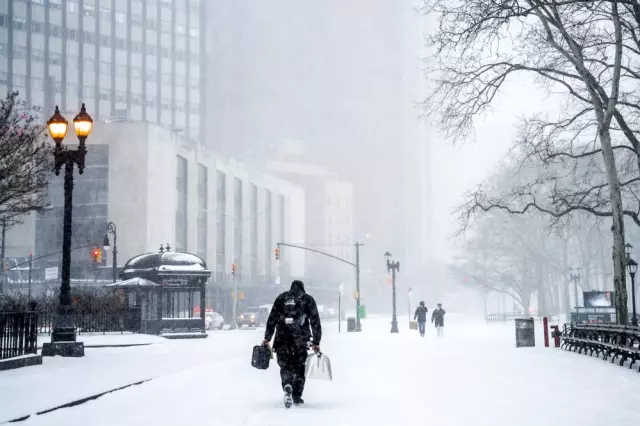 Kar altında okul binası