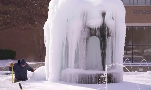 Uçuş iptallerinin duyurulduğu havalimanı ekranı