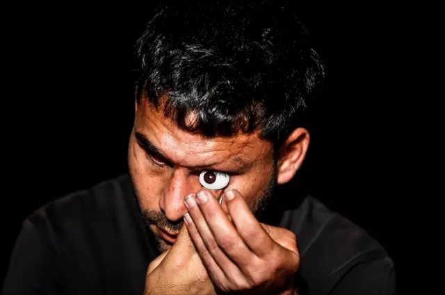 Gözlük takan genç bir Filistinli