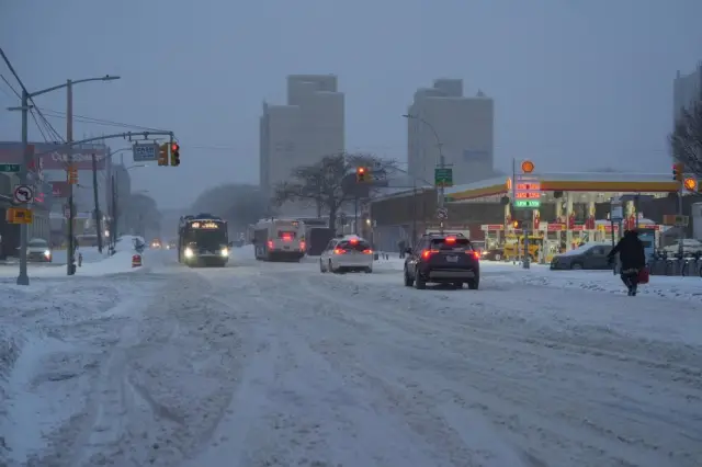 Onarım ekipleri elektrik hatlarını kontrol ediyor