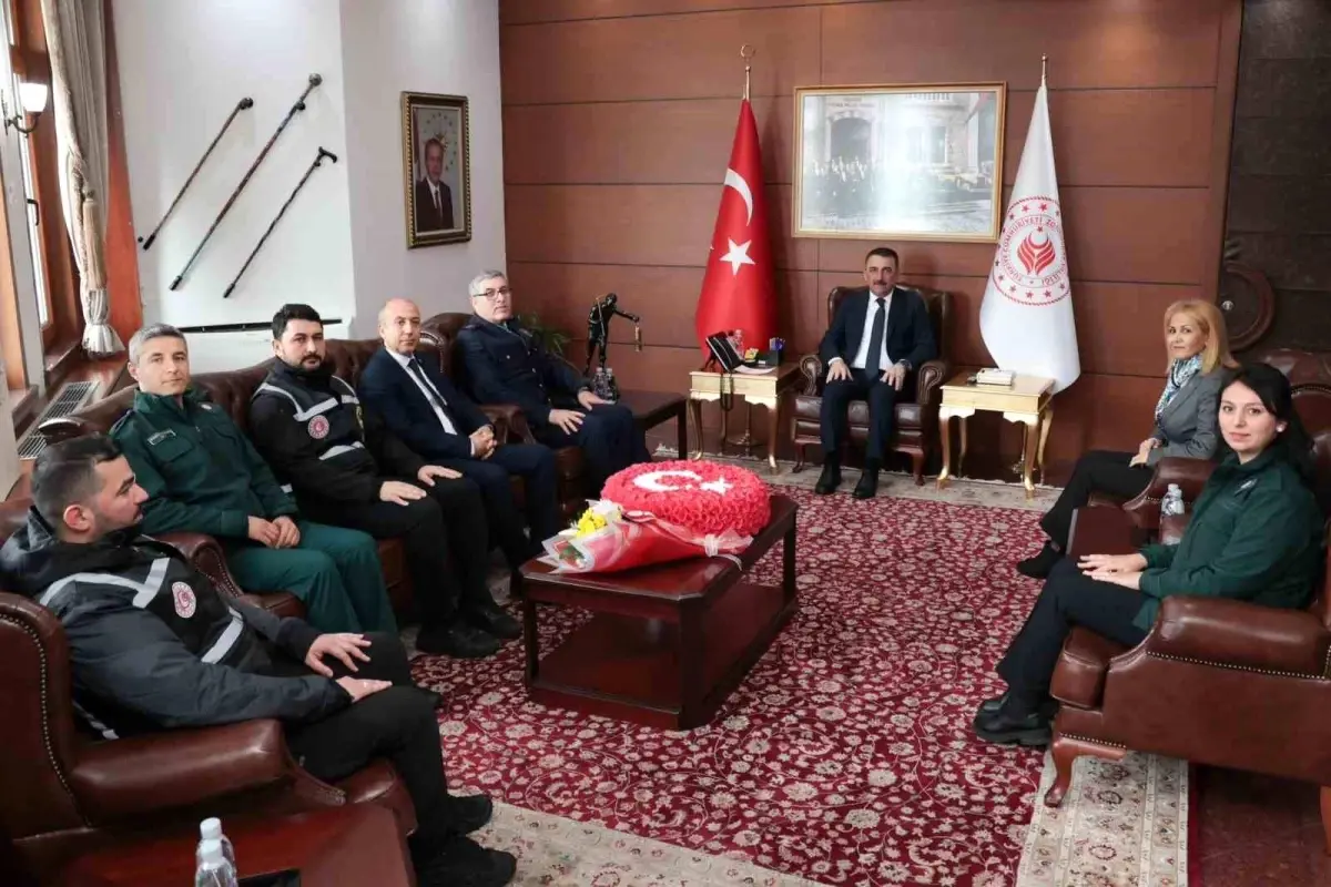 Vali Hacıbektaşoğlu gümrük çalışanlarıyla birlikte