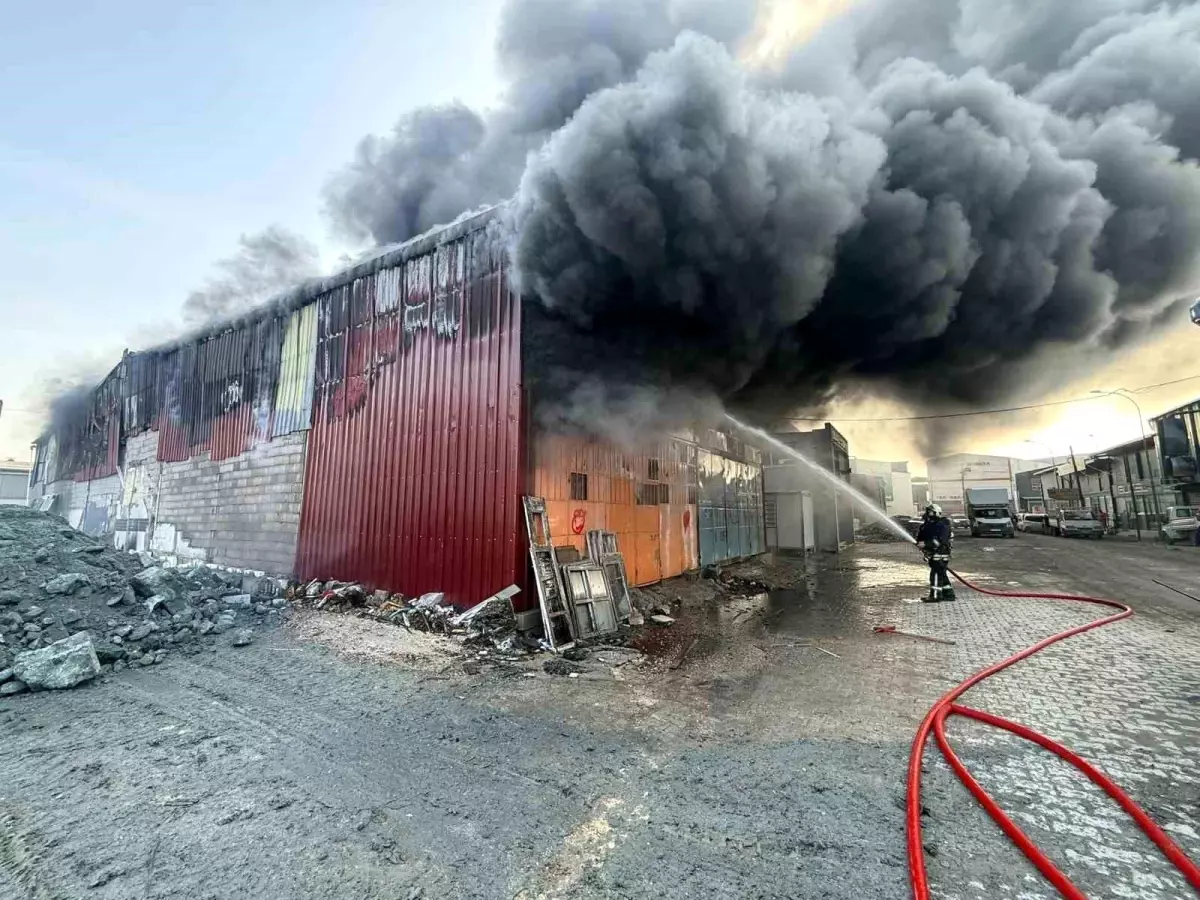 Antakya'da Mobilya Atölyesinde Çıkan Yangın Esnafı Derinden Sarstı
