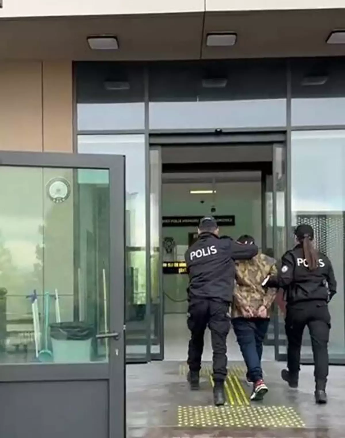 İzmir Konak’ta 16 İlde Aranan Şüpheli Yakalandı