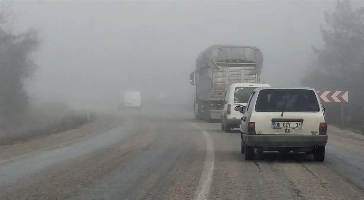Beypazarı‑Nallıhan yolunda yoğun sis: Sürücüler uyarı bekliyor