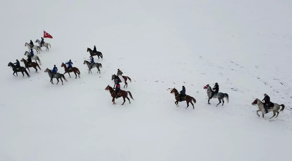 Erzurum’da Kış Şartlarında Yaban Hayvanlarına Atlı Ciritçilerin Yardımı