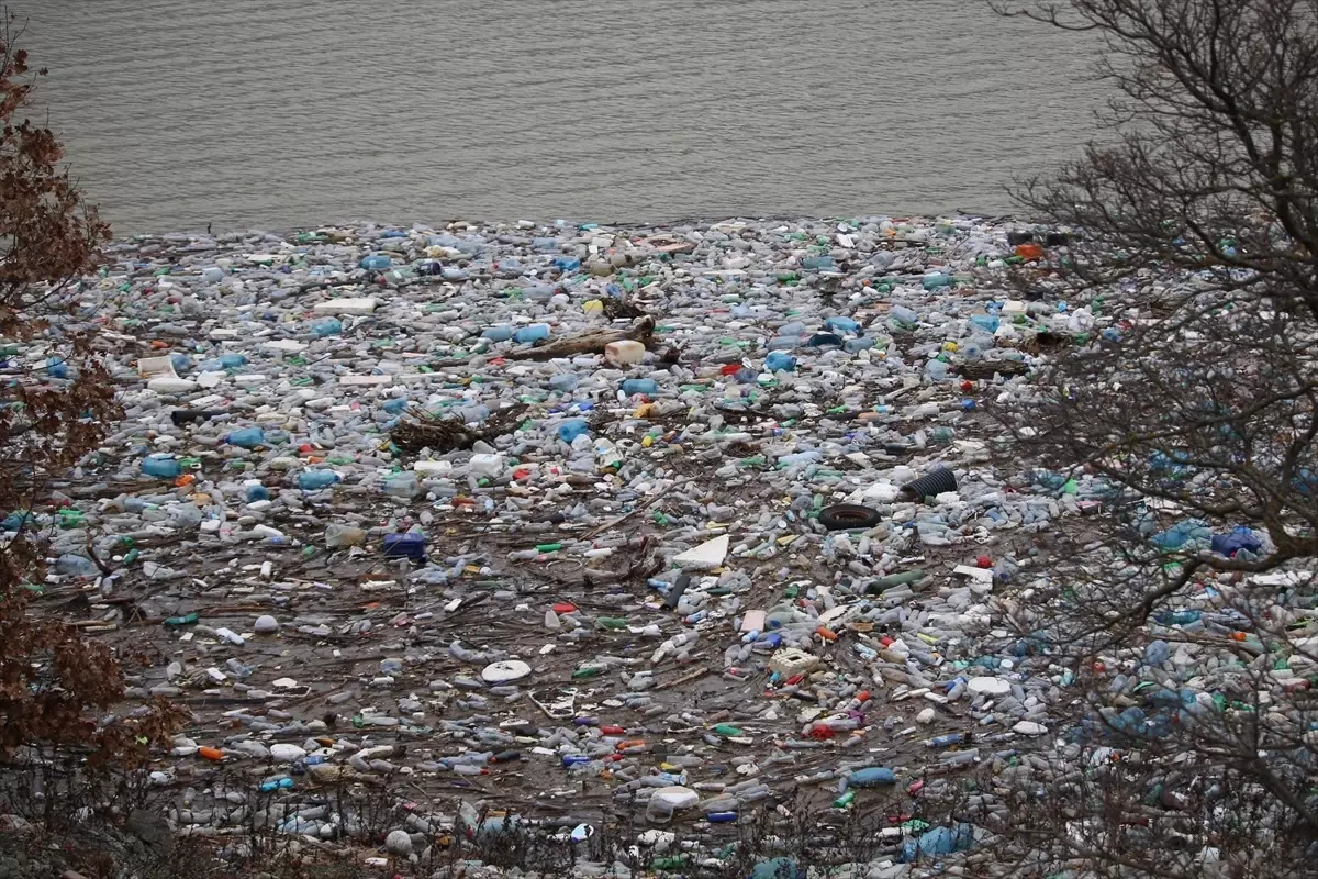Badovc Baraj Gölü'nde çöp birikimi