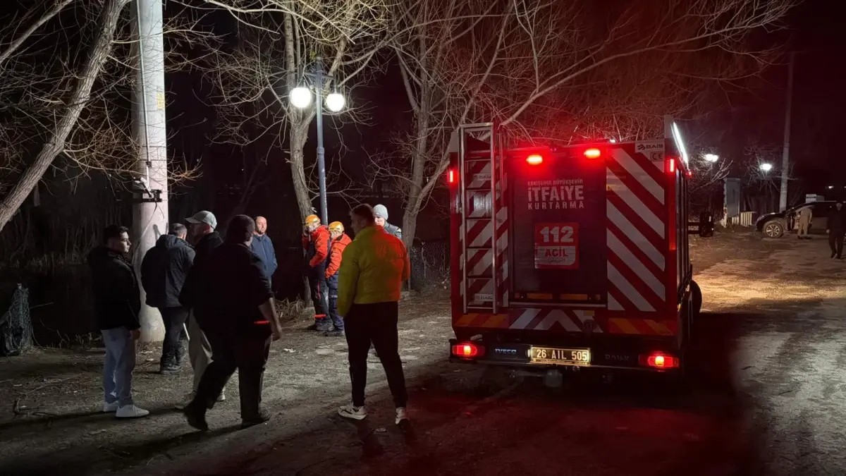 Eskişehir'de Park Halindeki Hafif Ticari Araç Porsuk Çayı'na Sürüklendi