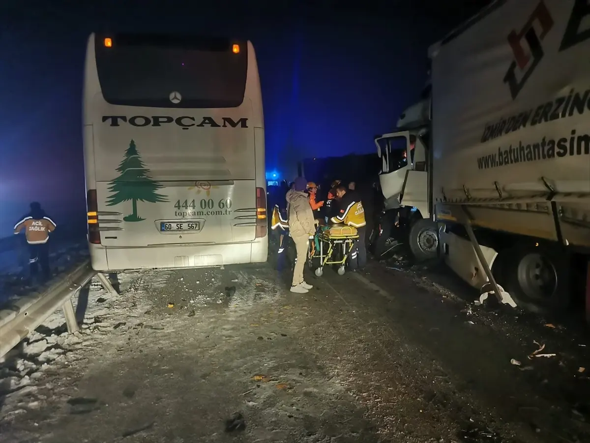 Sivas'ın Şarkışla İlçesinde Zincirleme Trafik Kazası: 8 Kişi Yaralandı