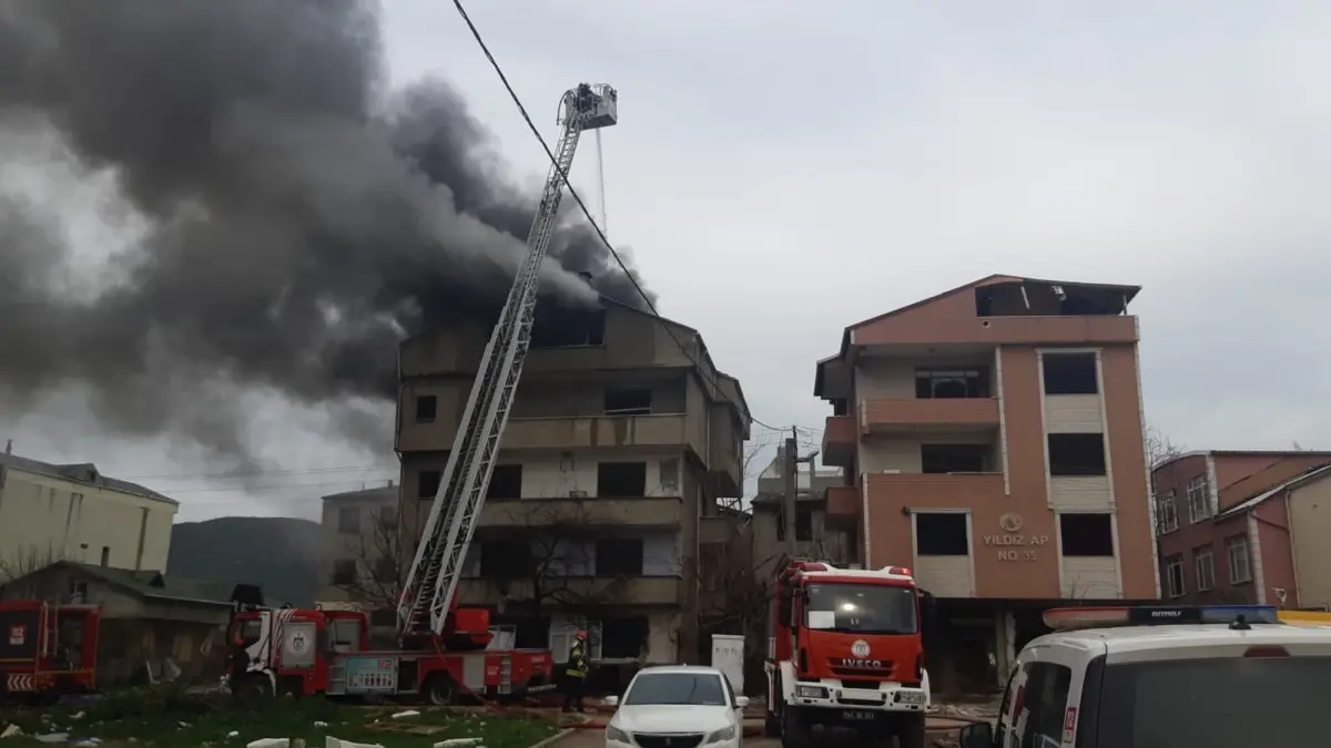 Körfez'de Kentsel Dönüşüm Çalışmaları Sırasında Çıkan Yangın Kontrol Altına Alındı