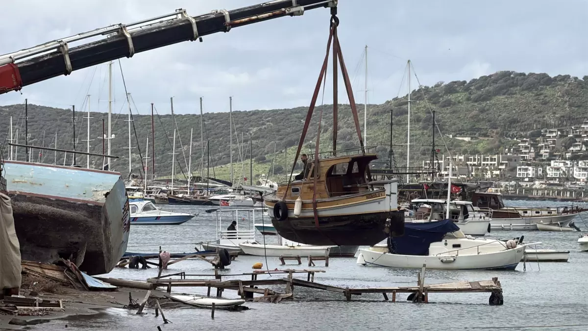 Bodrum sahilinde kaçak tekne yıkımı sırasında bulunan Türk bayrağı