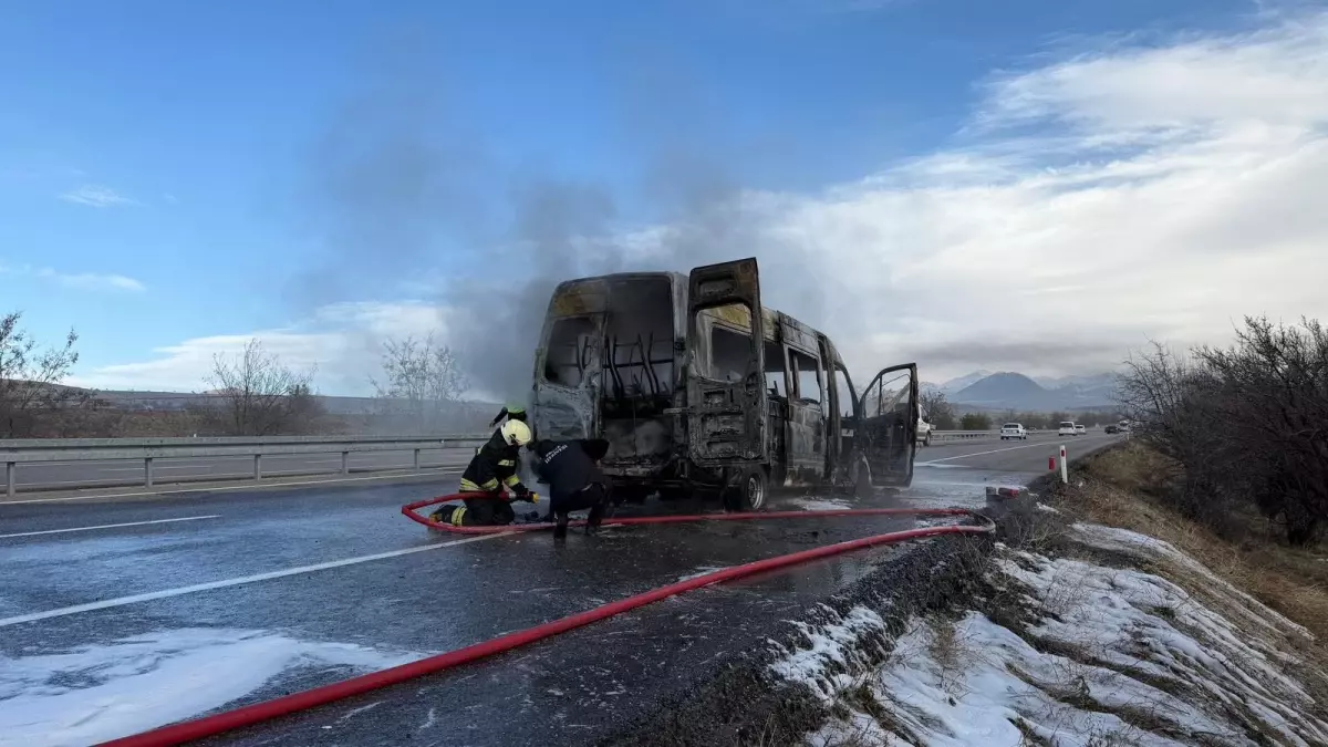 Konya’da Yolcu Taşıyan Minibüs Yangınla Karşılaştı