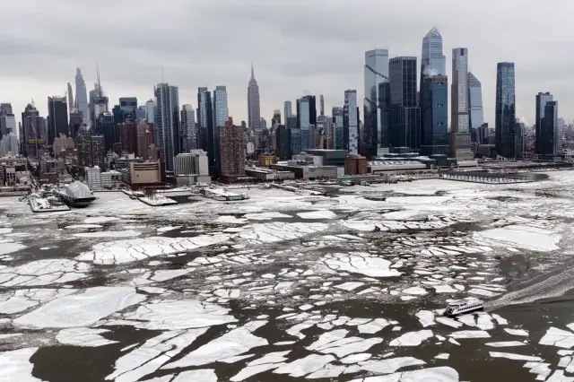 Hudson Nehri kıyısında karla kaplı sahil