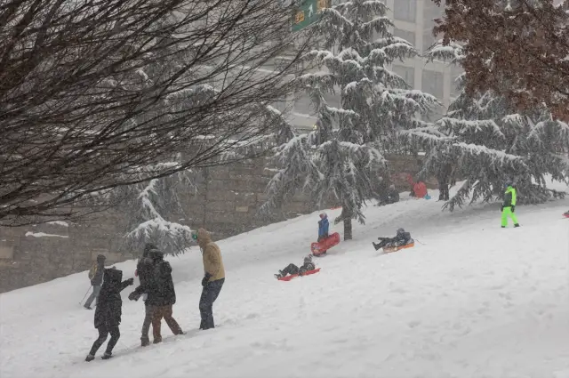 Buz tabakasıyla kaplı nehir suyu