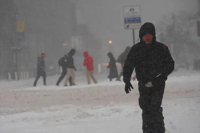Buzlu su yüzeyine yansıyan kar taneleri
