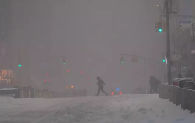 New York gökdelenleri arkasında donmuş nehir