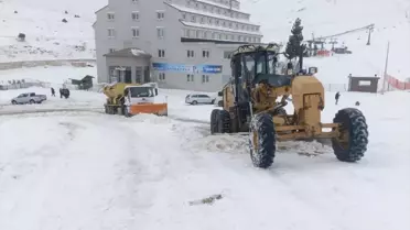 Konyaaltı’da Fırtına Sonrası Temizlik ve Yol Açma Çalışmaları Hız Kesmeden Devam Ediyor