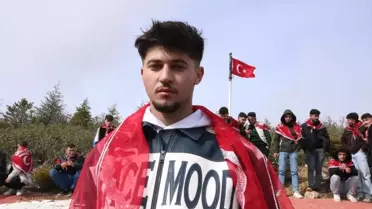 Akharım’da Asker Adayları Bayrak Nöbeti Geleneğini Yaşatıyor