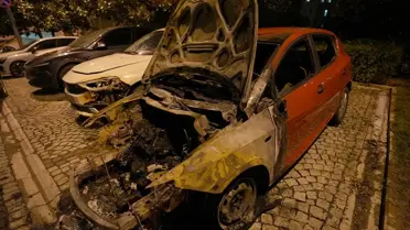 Beşiktaş'ta park halindeki araçlarda çıkan yangın