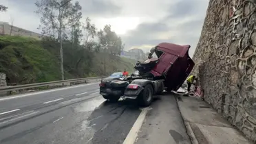 Çayırova’da İstinat Duvarına Çarpan TIR’de Şoför Ağır Yaralı